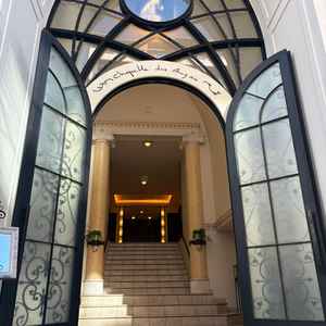 チャペルの扉を開けるとすぐバージンロードではなく、エントランスがあり、ゆったりできるのも魅力的。