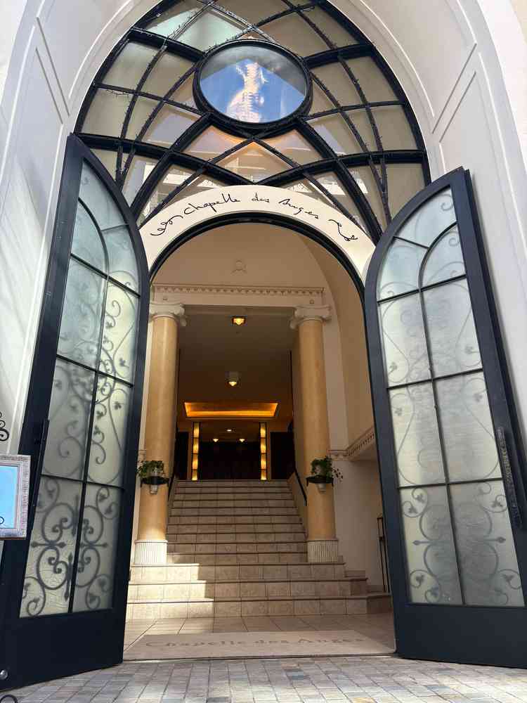 チャペルの扉を開けるとすぐバージンロードではなく、エントランスがあり、ゆったりできるのも魅力的。