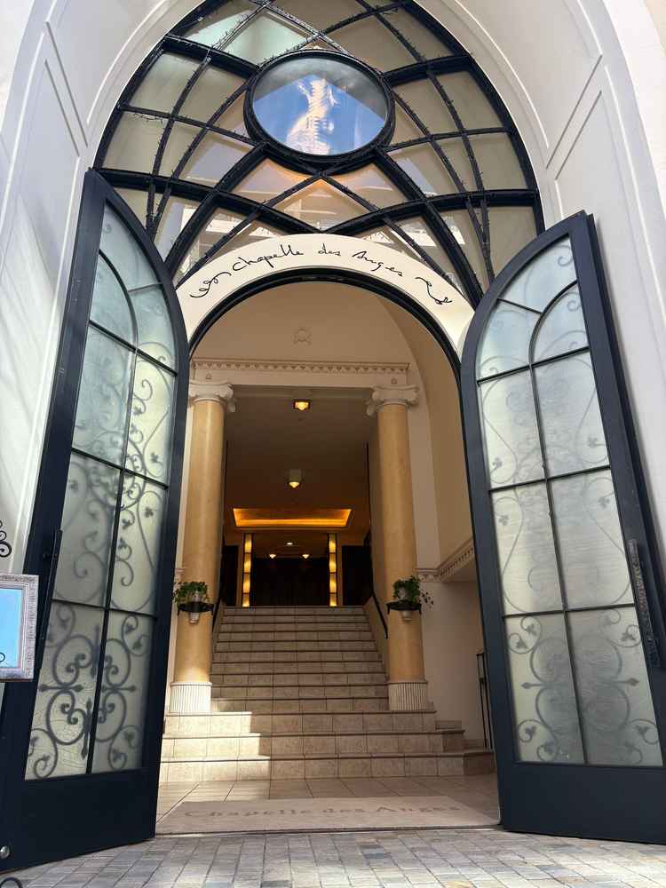 チャペルの扉を開けるとすぐバージンロードではなく、エントランスがあり、ゆったりできるのも魅力的。