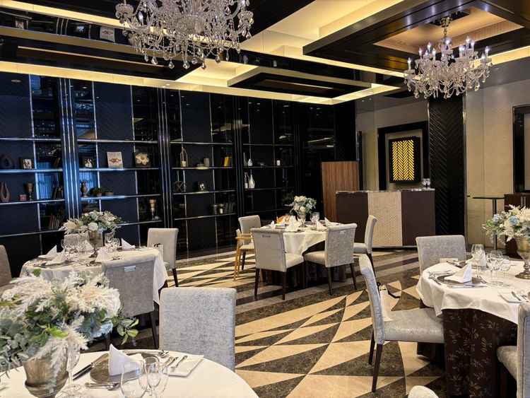 披露宴会場。もう一つの披露宴会場と比べてシックな雰囲気！チャペルと披露宴会場の組み合わせは自由！