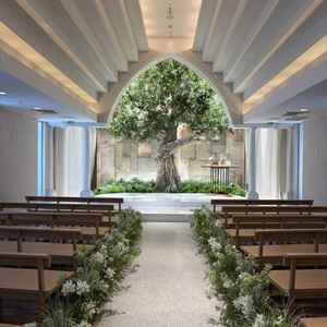 ザコンチネンタルさんの一番の見どころのチャペルです。実際には、光が入っ写真より明るく見えました。