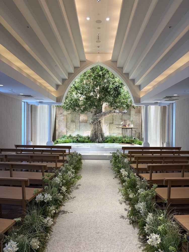 ザコンチネンタルさんの一番の見どころのチャペルです。実際には、光が入っ写真より明るく見えました。