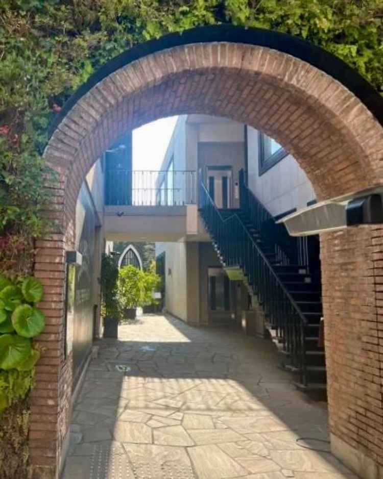 入り口から覗くと奥まったところに式場があり、中まで入ると外とは隔絶したような場所が広がっています。