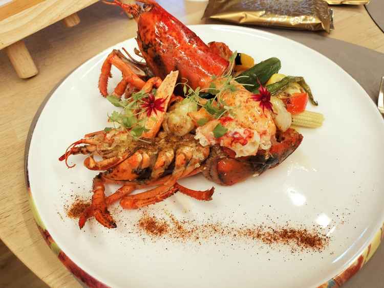 活オマール海老のエピス焼き(試食用半身)￥6,600でメニューに入れられる(多分1匹丸々？)。