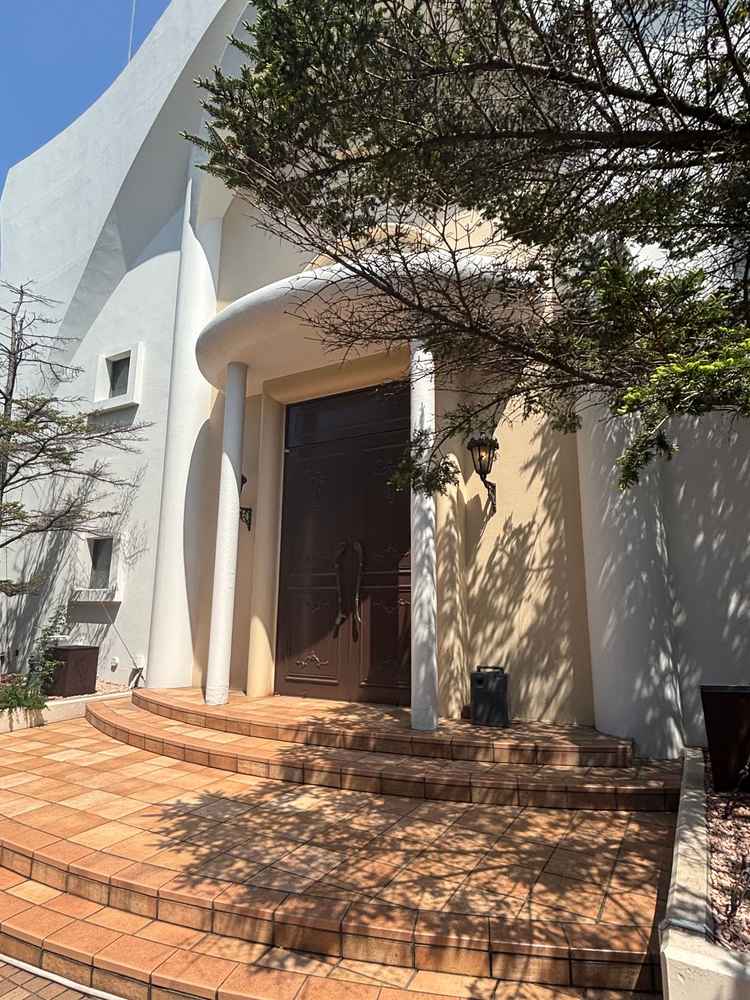 チャペルの入り口と外がつながっており天気が良い日は開放感があって魅力的に感じた。音楽も流れてよさそう