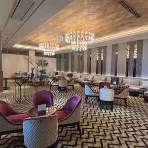 待合スペースは非常に広々としていて、親族控室もゆったりとしており参列者に喜ばれそうです。