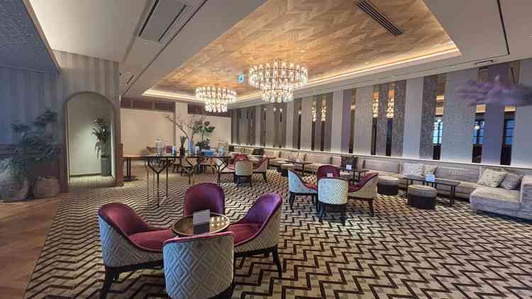 待合スペースは非常に広々としていて、親族控室もゆったりとしており参列者に喜ばれそうです。