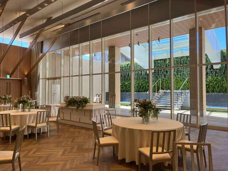 木の温かみもあり、自然光が差し込みます。