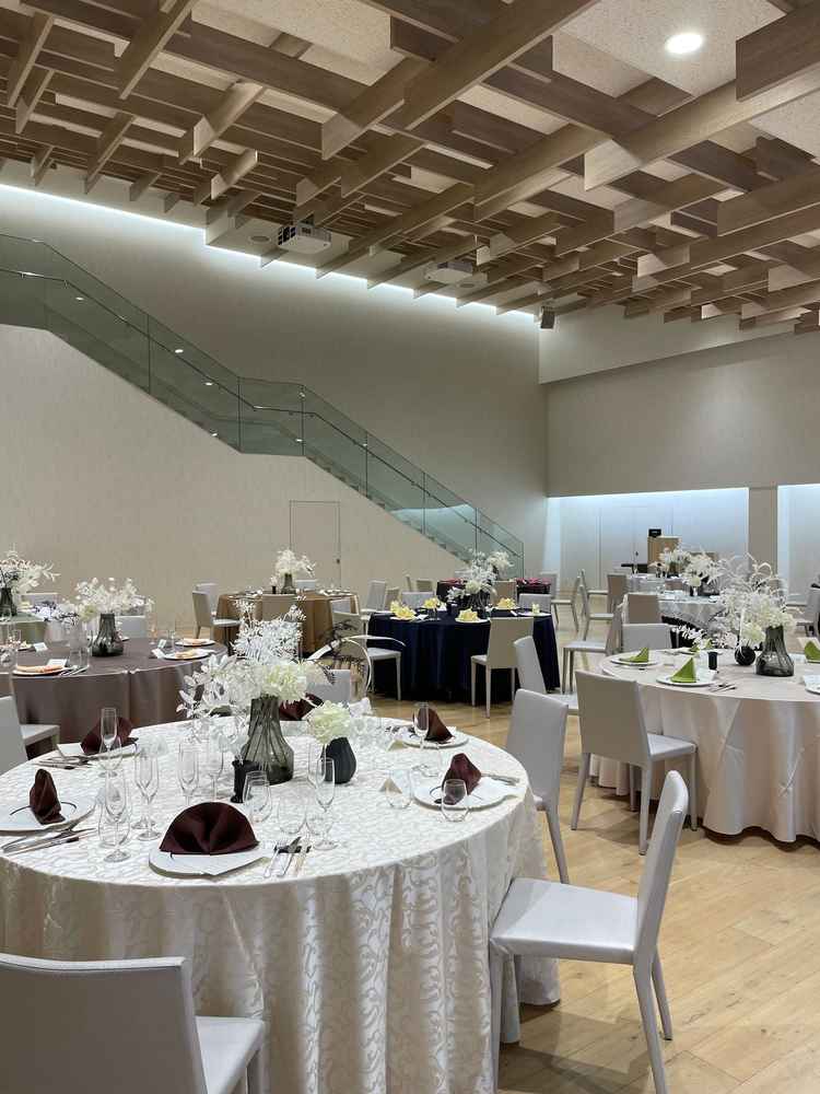 大人数向きの披露宴会場。広いスペースがあるのでキッズスペースも確保できる。