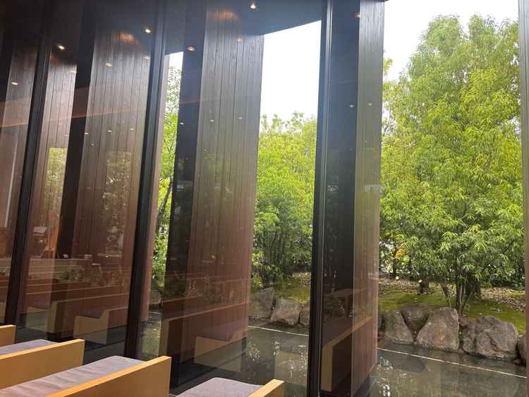 挙式会場の窓です。雨が降っていても窓に雨が打ち付けないよう設計されているそうです。