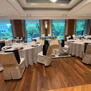 披露宴会場は新郎新婦とゲストの距離感が近く素敵でした。窓から美しい庭園が見れるのも良かったです。