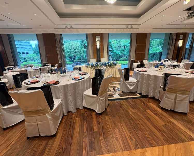 披露宴会場は新郎新婦とゲストの距離感が近く素敵でした。窓から美しい庭園が見れるのも良かったです。