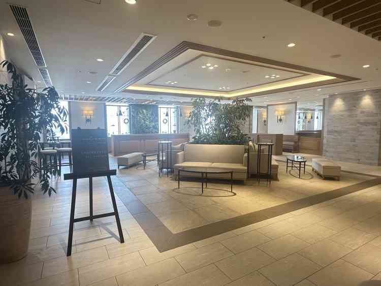 待合室も広く、飾り付けが必要ないくらいインテリアがありました。