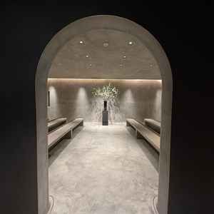 挙式会場。両家のゲストが向かい合う珍しい形です。無機質なのに温かい、人の想いを感じられる場所です。