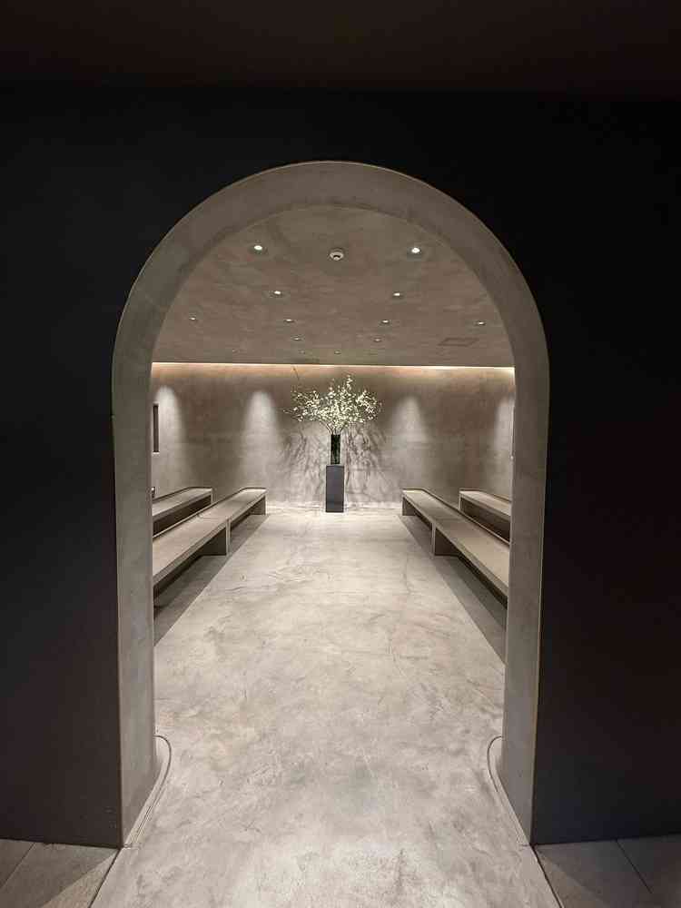 挙式会場。両家のゲストが向かい合う珍しい形です。無機質なのに温かい、人の想いを感じられる場所です。