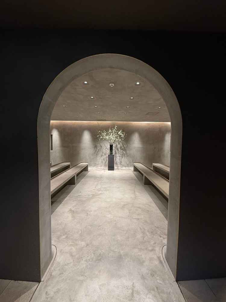 挙式会場。両家のゲストが向かい合う珍しい形です。無機質なのに温かい、人の想いを感じられる場所です。