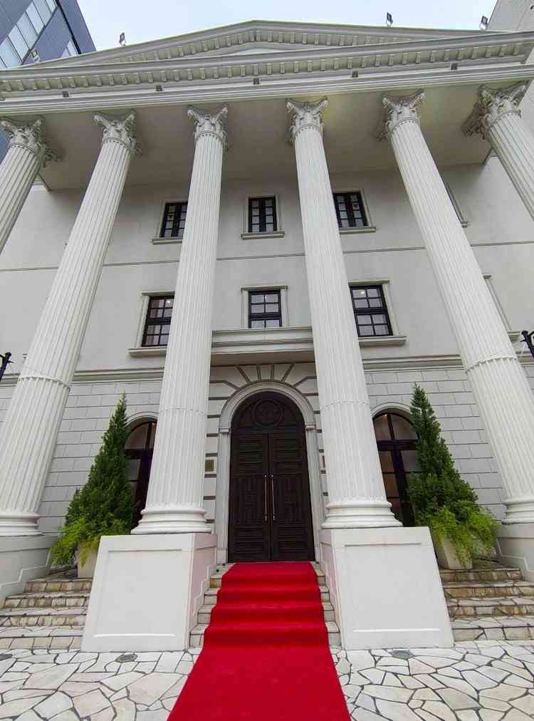 重厚感のある大きな柱と赤いバージンロードが目を引く、洋館風のエントランスです。