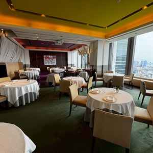 通常営業時のレストラン会場。大きな窓からの眺望と上品な内装が特徴、落ち着いた雰囲気の中で食事を楽しむ