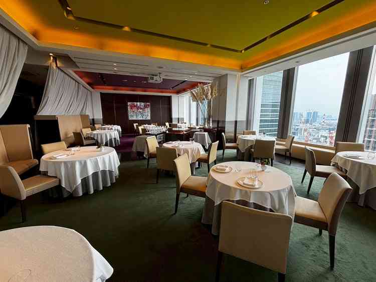 通常営業時のレストラン会場。大きな窓からの眺望と上品な内装が特徴、落ち着いた雰囲気の中で食事を楽しむ