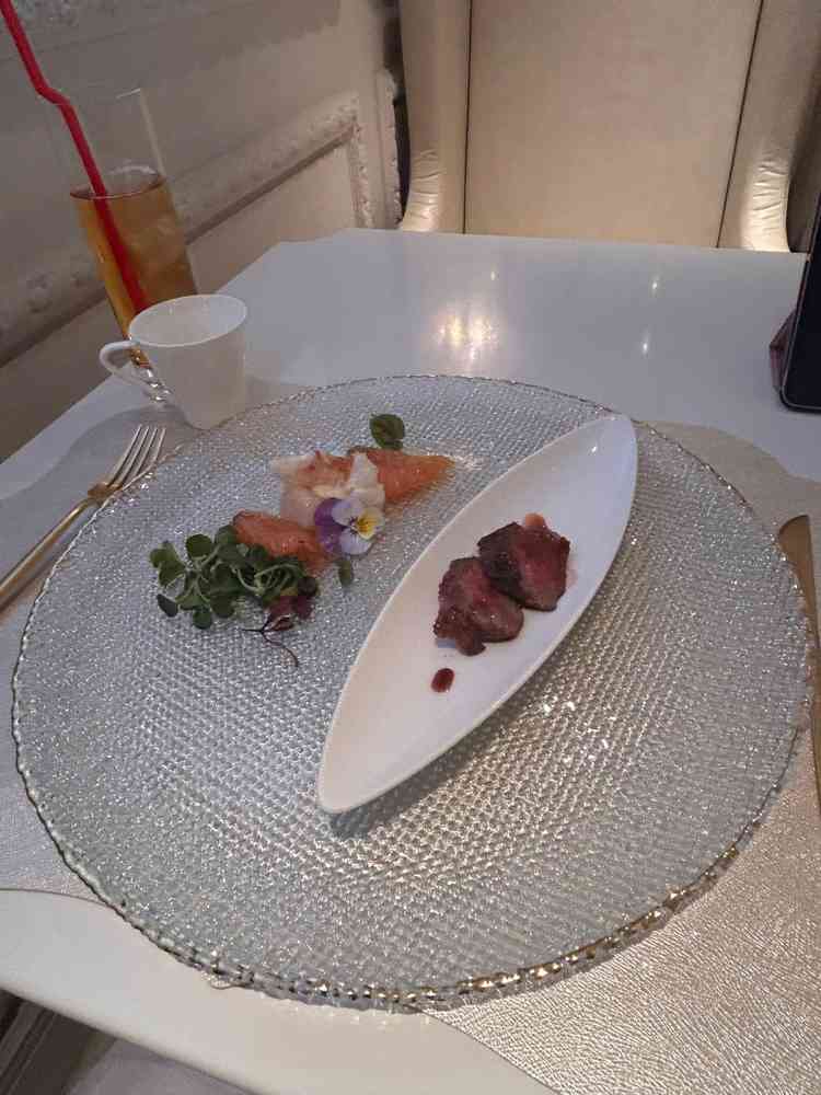 試食写真。料理は綺麗で美味しかった。キッズ向けメニューやパフォーマンスをできるメニューなどあった。