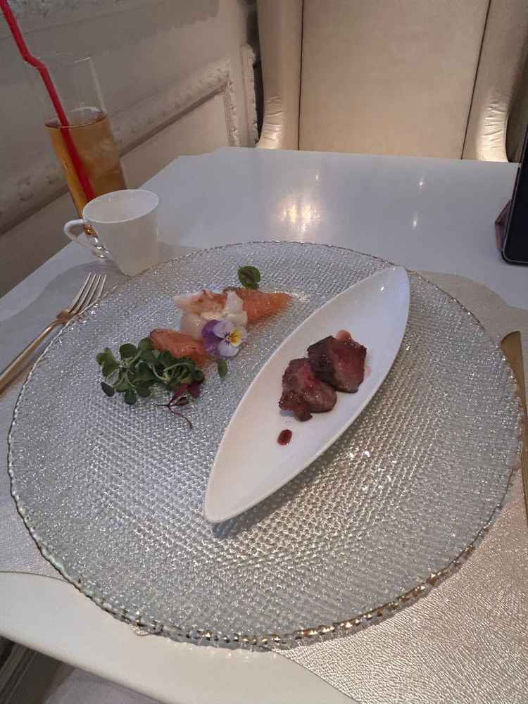 試食写真。料理は綺麗で美味しかった。キッズ向けメニューやパフォーマンスをできるメニューなどあった。