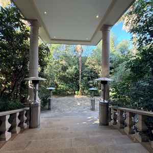 挙式会場の外には大階段が広がっています。屋根やヒーターもあり気候に左右されずフラワーシャワができます