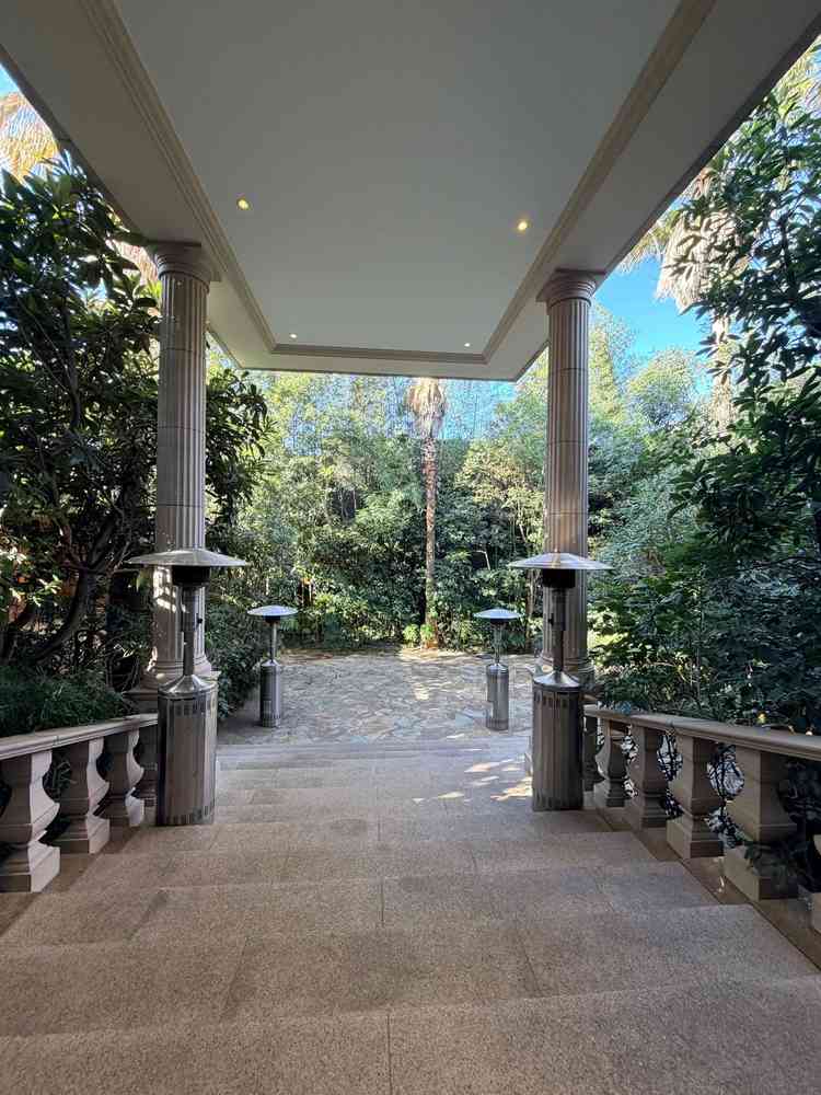 挙式会場の外には大階段が広がっています。屋根やヒーターもあり気候に左右されずフラワーシャワができます