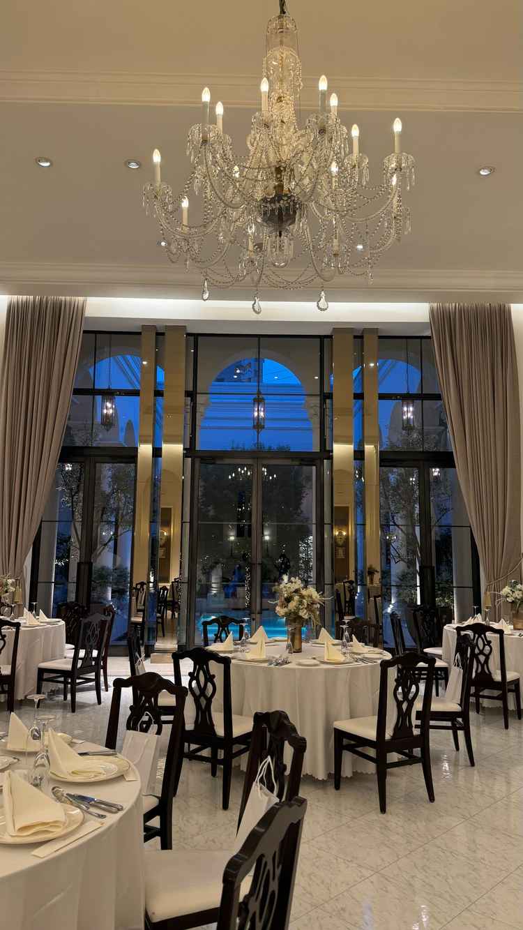 天井も高くて、いわゆる結婚式場という感じでした。