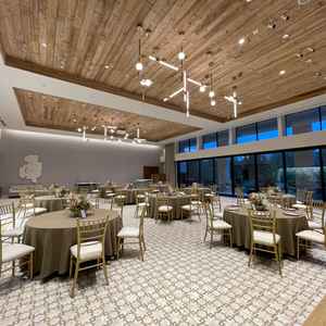 木を多く用いていて温かみがある披露宴会場