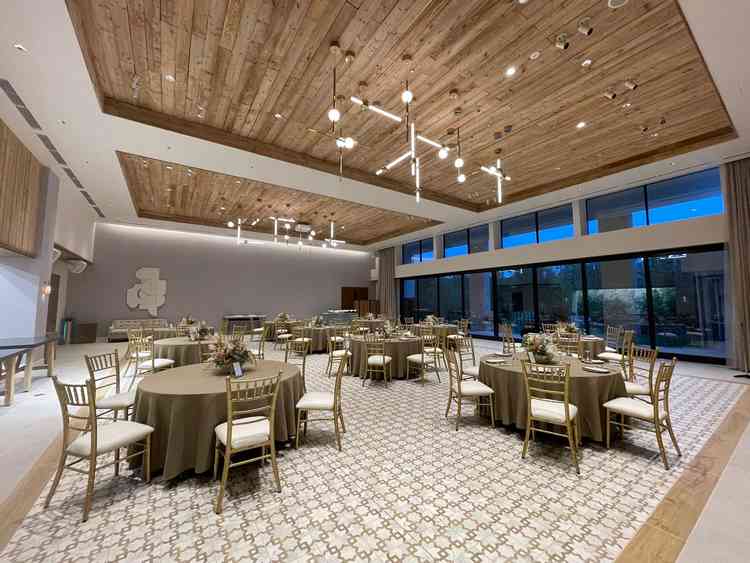 木を多く用いていて温かみがある披露宴会場