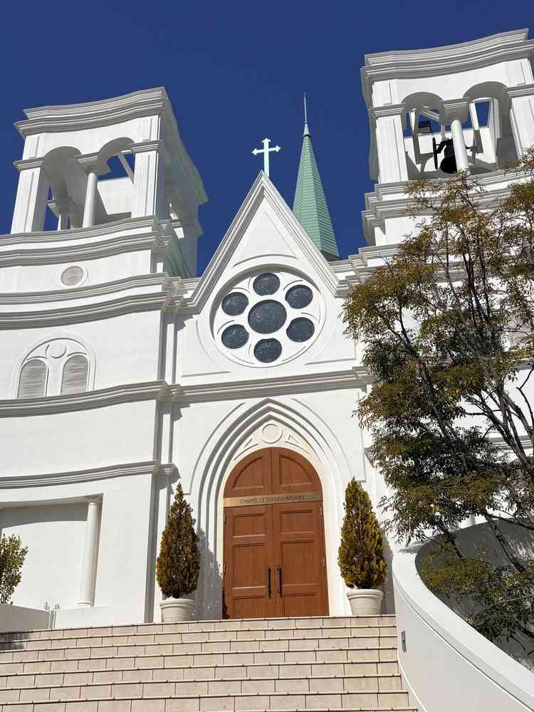 右上に本物の鐘があり、とても綺麗な音色でした！