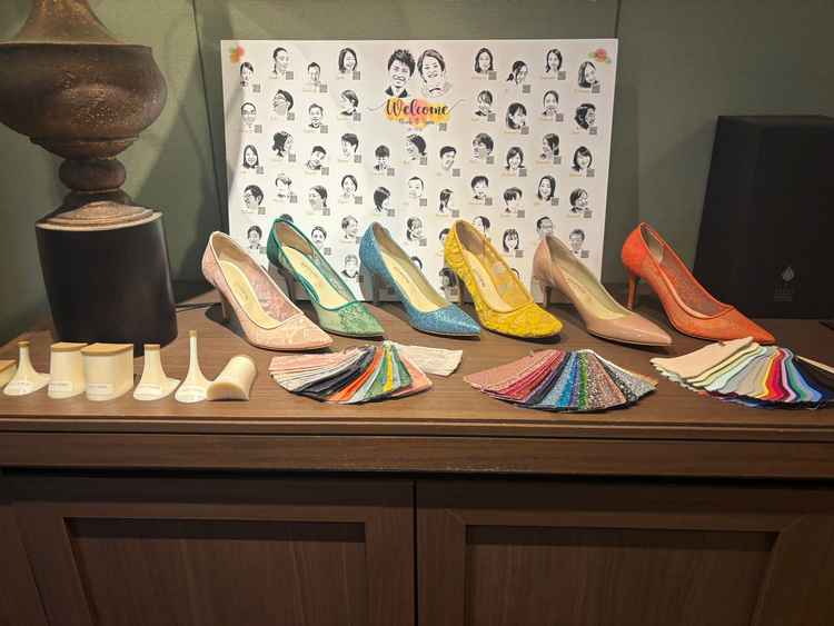オーダーメイドのウエディングシューズ。色からヒールまで選べるのは魅力。