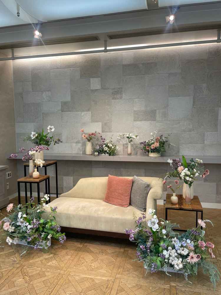 披露宴会場の新郎新婦の席はソファが置いてあり、装花によってかなり雰囲気がガラリと変わる感じでした。