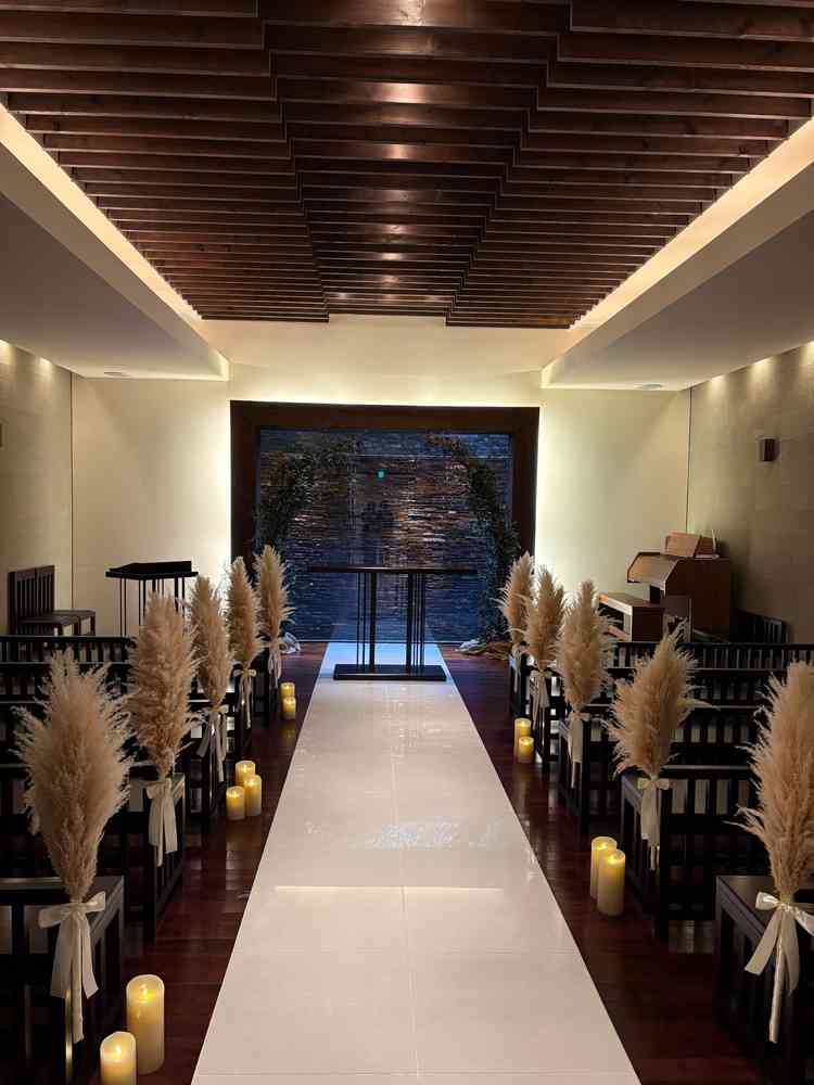 チャペルの扉を開けた瞬間、とても綺麗な空間だったので驚きました。水が流れ落ちているのが素敵です。