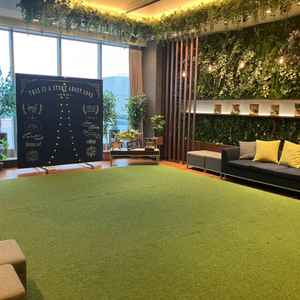 モダンスイート披露宴会場のロビーの写真。少人数婚の場合は披露宴会場として使用可能。緑が多く落ち着く。