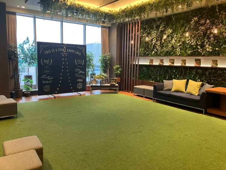 モダンスイート披露宴会場のロビーの写真。少人数婚の場合は披露宴会場として使用可能。緑が多く落ち着く。