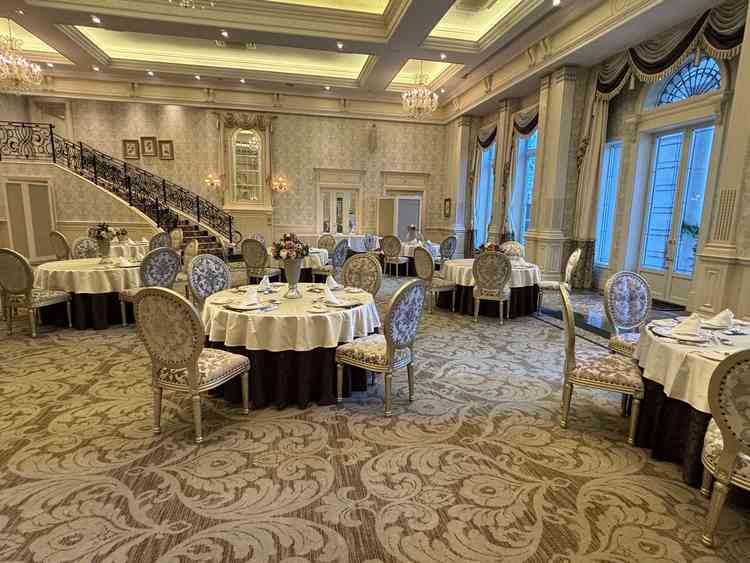 披露宴会場②ヨーロピアンでゴージャスな雰囲気。女子が好きそう。