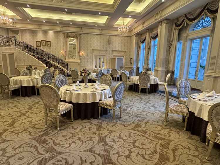 披露宴会場②ヨーロピアンでゴージャスな雰囲気。女子が好きそう。