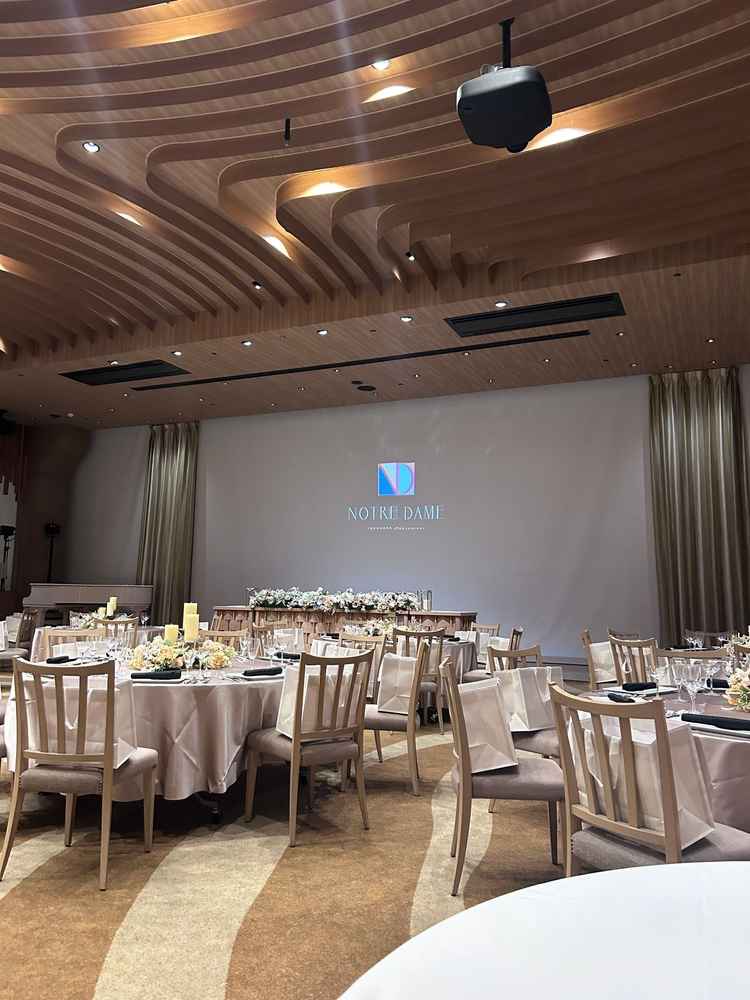 披露宴会場のスクリーンがとにかく大きくて驚きました。窓一面がスクリーンになります！