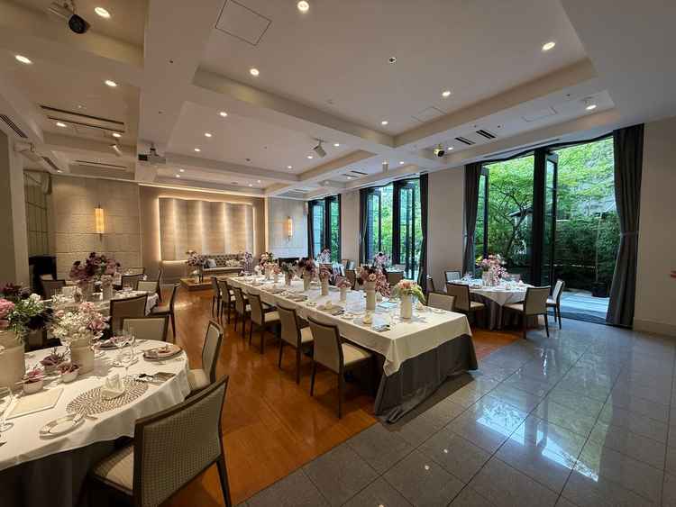 ちょっとしたテラスもある、コンパクトめな式場でした。