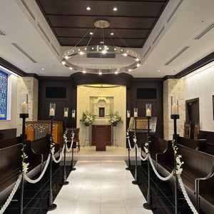 挙式場。椅子の向きは向かい合わせも可能なところが珍しかった。通常の前向きへの変更も可能。