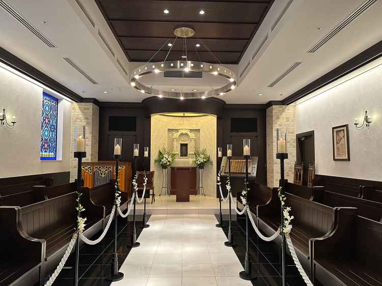 挙式場。椅子の向きは向かい合わせも可能なところが珍しかった。通常の前向きへの変更も可能。