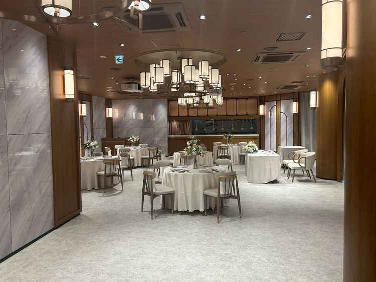 披露宴会場。オープンキッチンは魅力的。