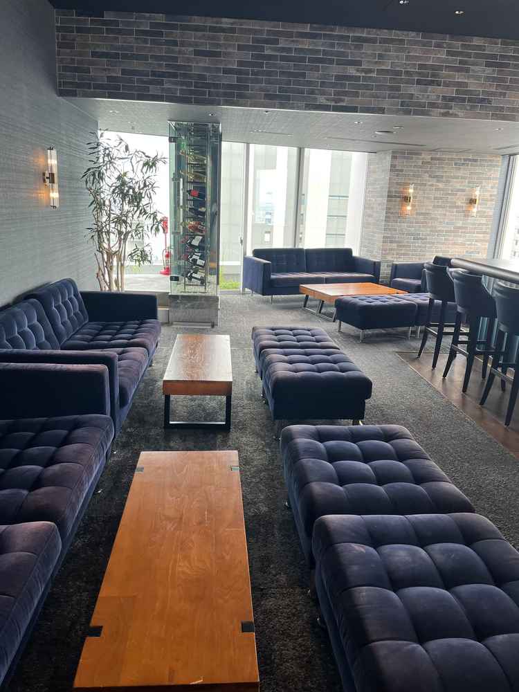 　待ち合い利用可能のバーカウンター。