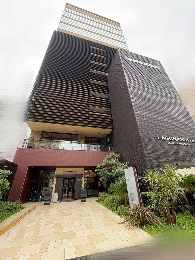 ホテル、挙式、披露宴会場が一体となった会場の外観。