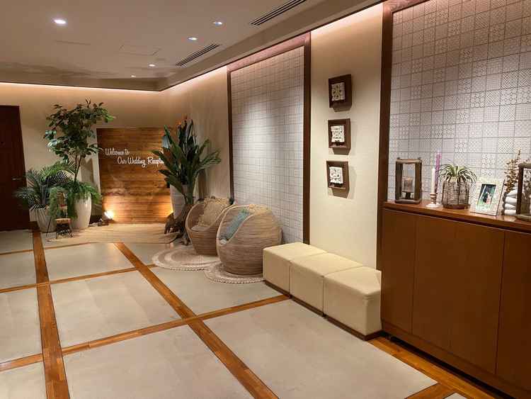 披露宴会場バリのウェルカムスペース部分です。元々設置してある置物類は当日もそのまま使用可能です。