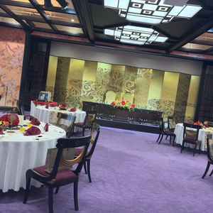 最初に見学した豊明という名前の披露宴会場。紫の絨毯が印象的な和モダンで洗練された会場でした。