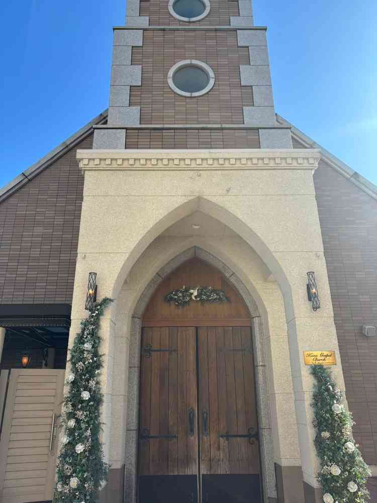 チャペル外観。入口での演出が素敵。