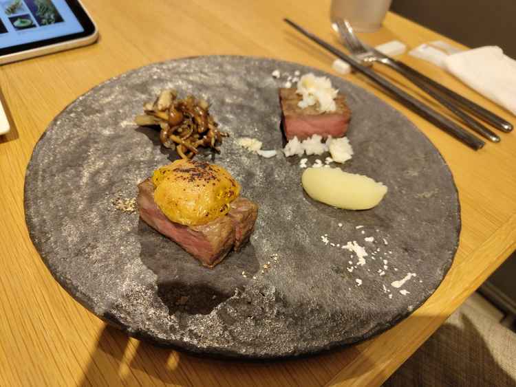 色をコンセプトにしたコース料理。こちらはメイン。それぞれ、「山吹」と「純白」。