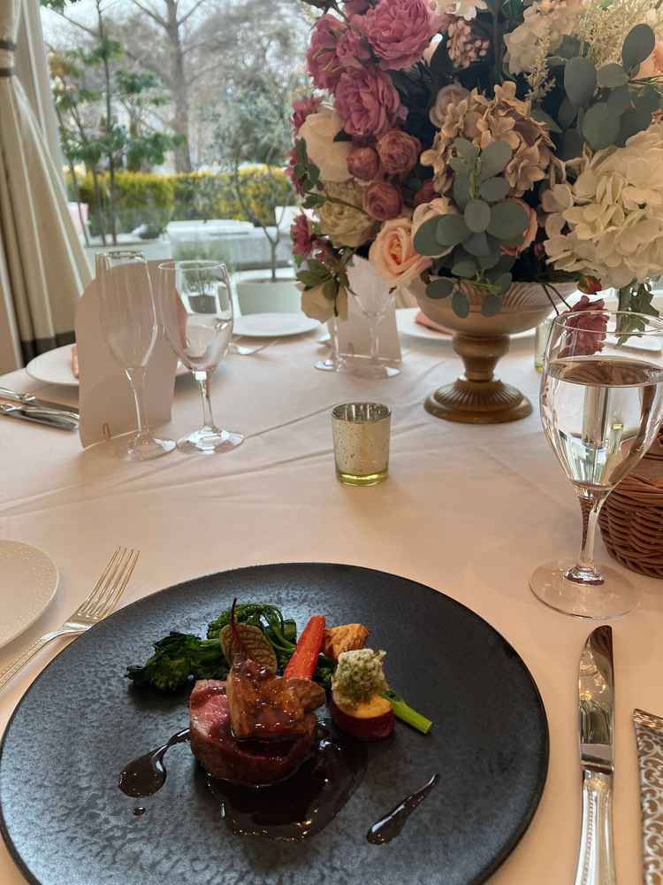 メインのお肉のお料理です。席からもガーデンを見ることができます。